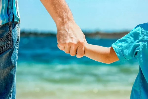Mutlu Baba Yunan Denizi Kıyısında Bir Çocuğun Elini Tutuyor — Stok fotoğraf
