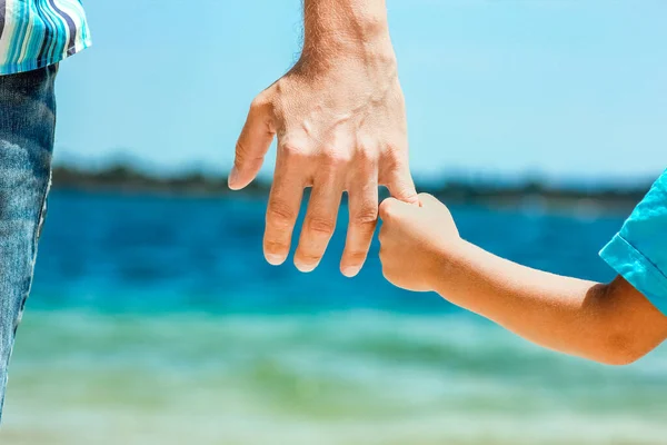 Glücklicher Papa Hält Die Hand Eines Kindes Griechischen Meer Der — Stockfoto