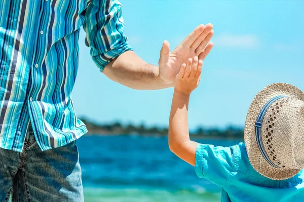Mutlu Baba Yunan Denizi Kıyısında Bir Çocuğun Elini Tutuyor — Stok fotoğraf