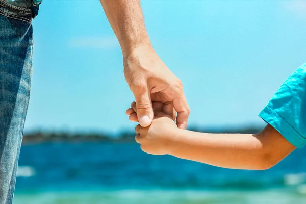 Lycklig Pappa Håller Handen Ett Barn Vid Det Grekiska Havet — Stockfoto