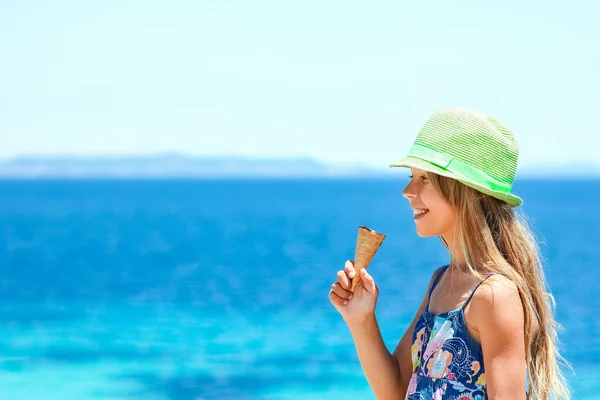 週末旅行で海の上でアイスクリームを食べる幸せな子供 — ストック写真