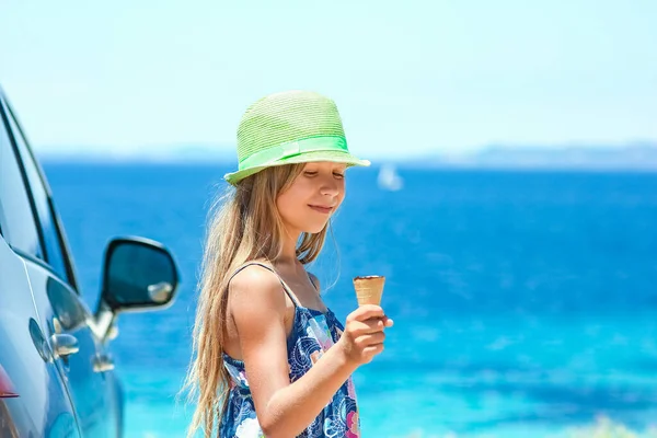 Hafta Sonu Deniz Kenarında Dondurmalı Mutlu Bir Çocuk — Stok fotoğraf
