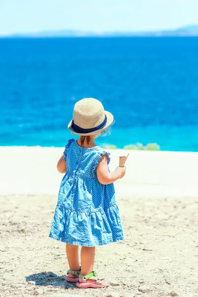 週末旅行で海の上でアイスクリームを食べる幸せな子供 — ストック写真