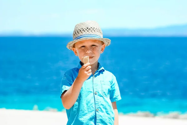 Šťastné Dítě Zmrzlinou Moře Víkendu Cestování Pobřeží — Stock fotografie