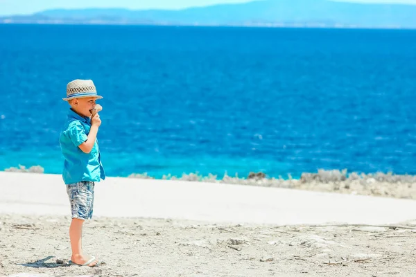 Ευτυχισμένο Παιδί Κοντά Στη Θάλασσα Στη Φύση Ένα Ταξίδι Σαββατοκύριακο — Φωτογραφία Αρχείου