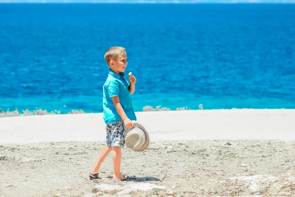 Criança Feliz Perto Mar Natureza Uma Viagem Fim Semana — Fotografia de Stock