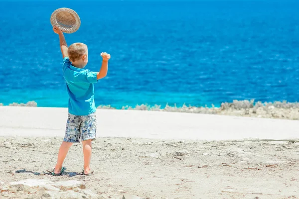 Ευτυχισμένο Παιδί Κοντά Στη Θάλασσα Στη Φύση Ένα Ταξίδι Σαββατοκύριακο — Φωτογραφία Αρχείου