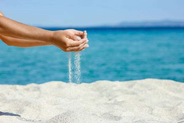 Hände Schütten Wochenende Sand Küstennähe — Stockfoto