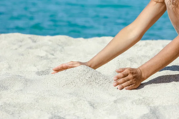 Mãos Derramando Areia Perto Praia Fim Semana Viagens Natureza — Fotografia de Stock