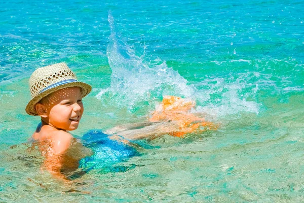 フリッパーで海によって幸せな子供活動休暇の週末旅行 — ストック写真