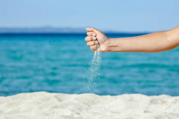 Mãos Derramando Areia Perto Praia Fim Semana Viagens Natureza — Fotografia de Stock