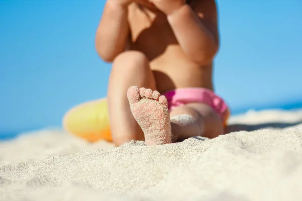 Hafta Sonu Doğa Seyahatinde Deniz Kenarında Mutlu Bir Çocuğun Ayakları — Stok fotoğraf