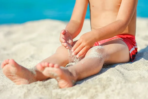 週末旅行で海の近くで幸せな子供の足 — ストック写真