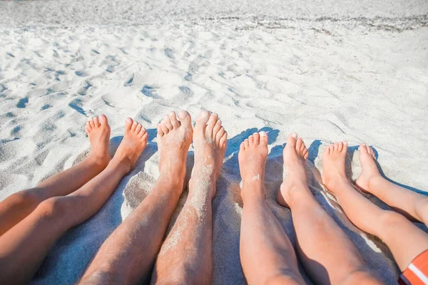 自然の週末旅行で海岸近くの幸せな家族の足 — ストック写真