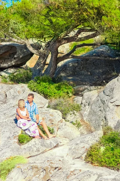 Heureux Couple Dans Nature Par Mer Week End Voyage — Photo