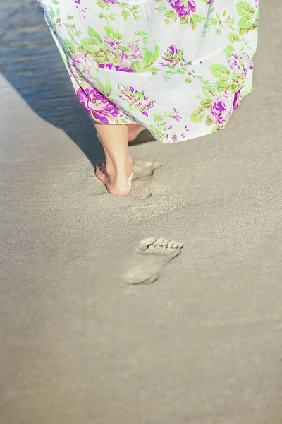 Fußabdrücke Und Füße Entlang Der Küste Der Natur Wochenendreisen — Stockfoto