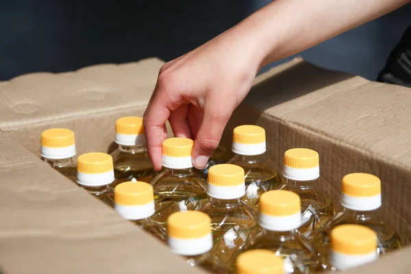 Багато Пляшок Соняшникової Олії Коробці Людським Ручним Тлом — стокове фото