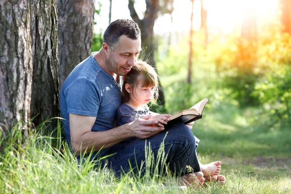 Vater Und Kind Beim Lesen Des Biblischen Konzepts Familie — Stockfoto