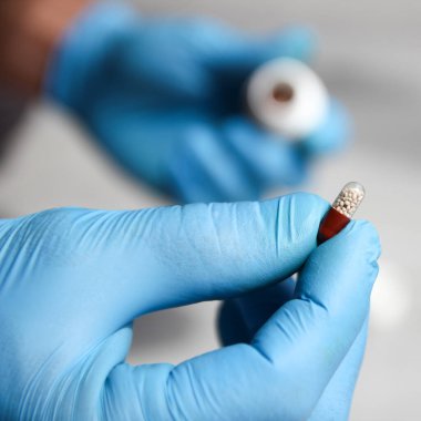 Hastanın elindeki haplar tedavi ve sağlık konsepti