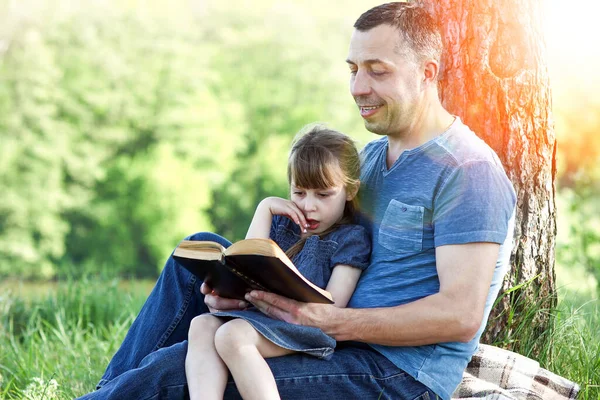 Ojciec Dziecko Czytający Biblijną Koncepcję Rodziny — Zdjęcie stockowe