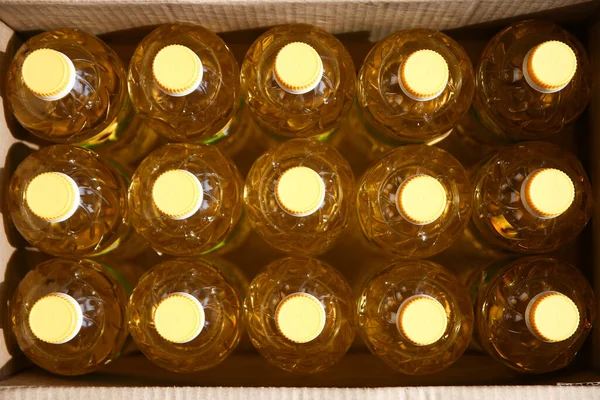 Många Flaskor Solrosolja Box Bakgrund — Stockfoto