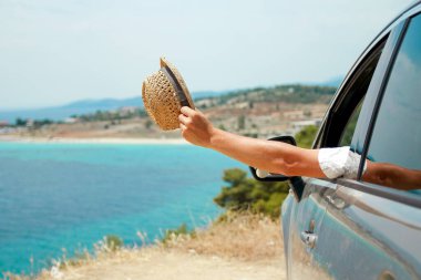 Otomatik deniz arka planında şapkası olan mutlu şoför.