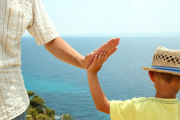 Ruce Šťastných Rodičů Dětí Moři Cestovním Pozadí Řečtině — Stock fotografie