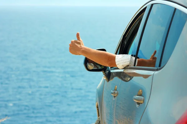 Happy Guy Auto Sea Background — Stock Photo, Image