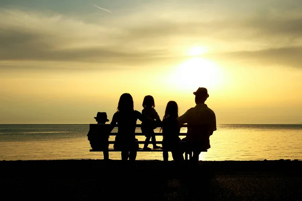 Família Feliz Natureza Pelo Mar Uma Silhueta Viagem — Fotografia de Stock