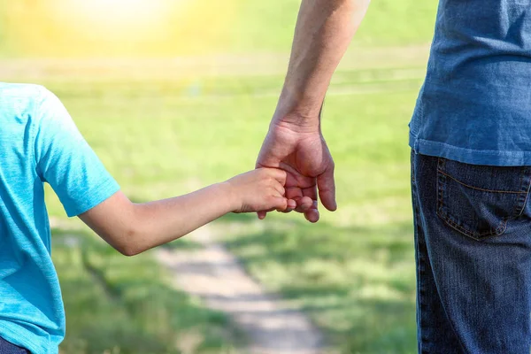 Χέρια Γονέας Και Παιδί Περπάτημα Έννοια Οικογένεια — Φωτογραφία Αρχείου