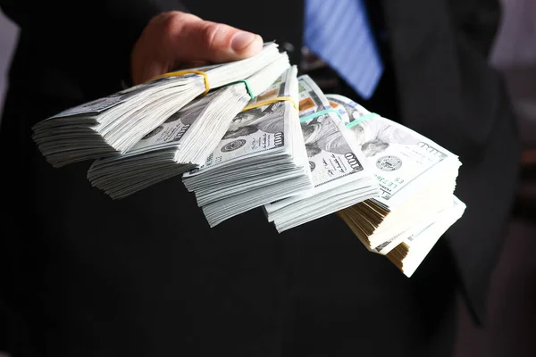 Dinheiro Nas Mãos Homem Negócios Uma Crise Levantando Conceito Negócio — Fotografia de Stock