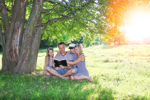 幸せな家庭で聖書を読むのは — ストック写真