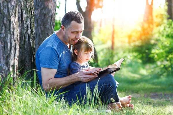 聖書の概念を読む父と子 — ストック写真