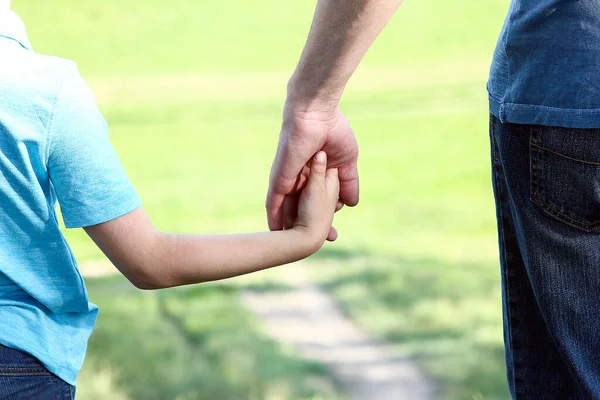 親と子供の歩行の概念の家族 — ストック写真