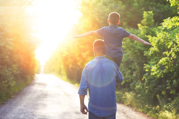 Happy Child Shoulders Parent Nature Way Travel — Stock Photo, Image