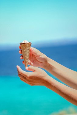Dondurma deniz kıyısında ellerde. Hafta sonu doğa seyahatinde.