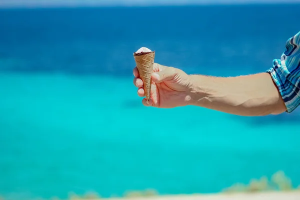 週末旅行で海の近くでアイスクリームを手に入れ — ストック写真
