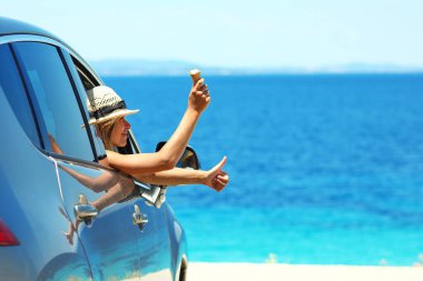 Deniz konsepti yakınındaki mutlu sürücü mutluluk tatili