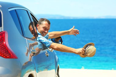 Deniz konsepti yakınındaki mutlu sürücü mutluluk tatili