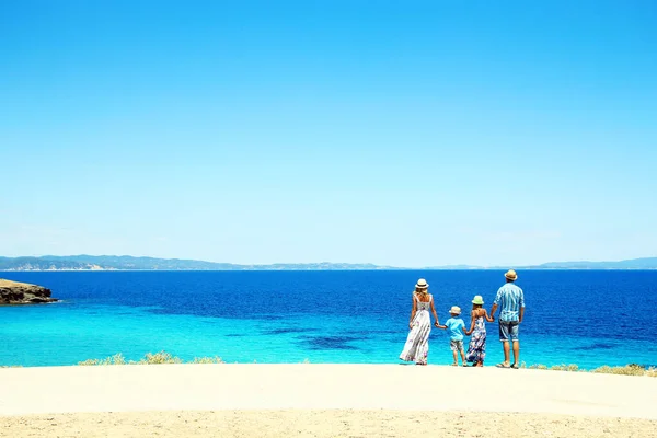 ギリシャの青い海沿岸の幸せな家族 — ストック写真