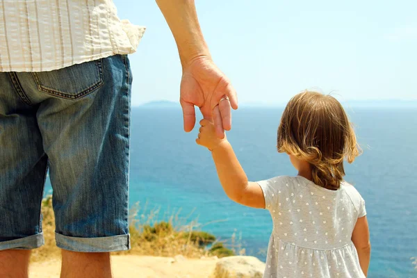 夏に海の近くで親と子の手が — ストック写真