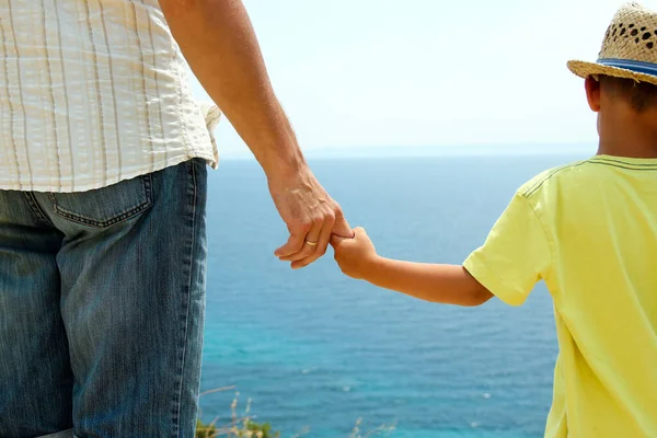 Händer Förälder Och Barn Nära Havet Sommaren — Stockfoto