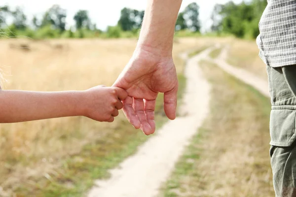 Rodzic Trzyma Rękę Małej Rodziny Koncepcyjnej Dziecka — Zdjęcie stockowe