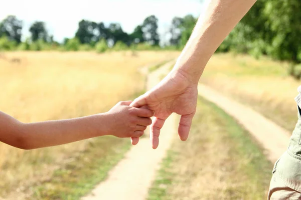 Föräldern Håller Handen Liten Barnfamilj — Stockfoto