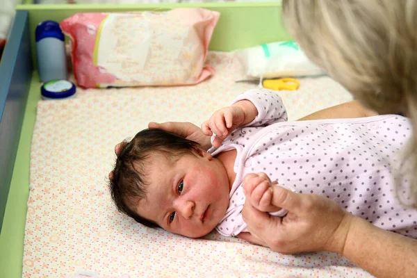 Mutter Mit Einem Süßen Neugeborenen Auf Dem Wickeltisch — Stockfoto