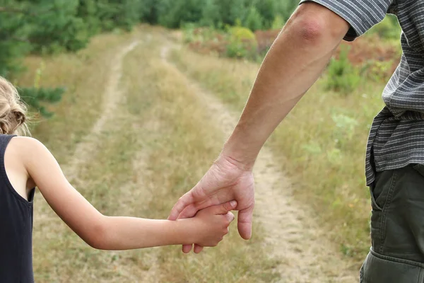 Der Elternteil Hält Die Hand Einer Kleinkindfamilie — Stockfoto