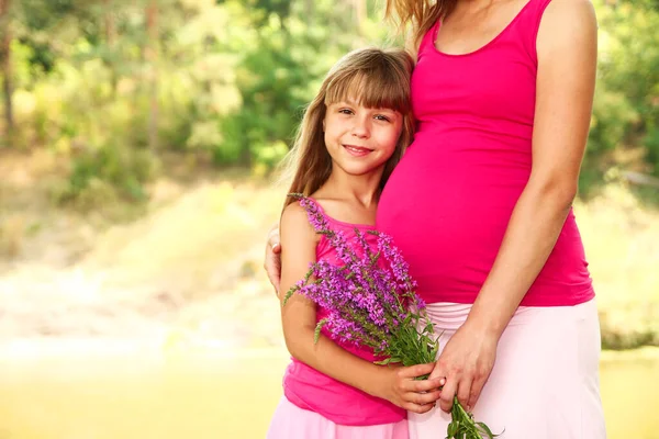 Schwangerschaftsbauch Von Tochter Und Mutter Beglückt Familie Stockbild