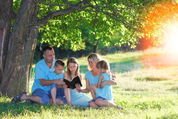 Happy Family Reading Bible Nature — Stock Photo, Image