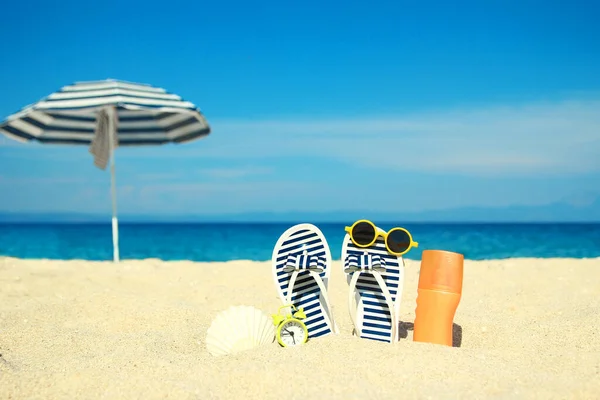 Fondo Bandera Vacaciones Verano Playa Chanclas Sombrero Con Una Tabla —  Fotos de Stock