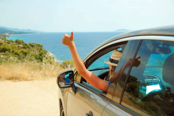 Glückliches Mädchen Aus Dem Auto Auf See Griechenland Hintergrund — Stockfoto